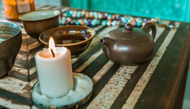 UBUD, BALI - Mart 2022: Çay seremonisi seti, geleneksel çay içme, Ubud, Bali