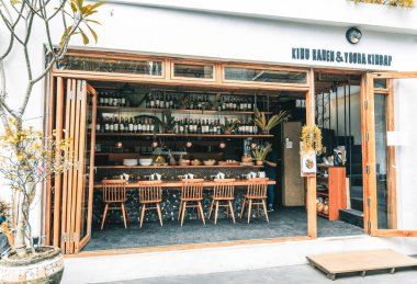 BALI, INDONESIA - Mart 2022: Canggu, Bali, Endonezya 'daki Balli tarzı kafenin güzel gözaltı