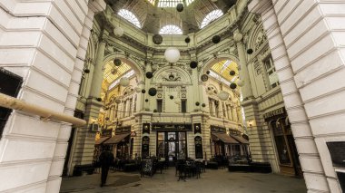 Old Town, Pasajul Villacros, içeriden geçiş izni, cam kubbe, Bükreş, Romanya