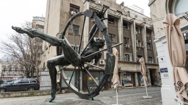 BUCHAREST, ROMANIA - Mart 2022: Romanya 'nın Bükreş kentinde İnsan, Zaman ve Uzay Heykeli