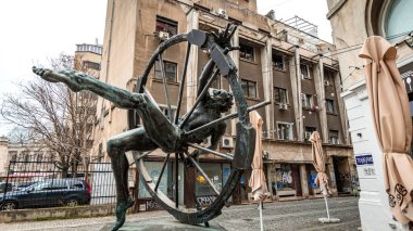 BUCHAREST, ROMANIA - Mart 2022: Romanya 'nın Bükreş kentinde İnsan, Zaman ve Uzay Heykeli