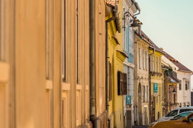 SIBIU, ROMANIA - Mart 2022: eski Sibiu kasabası. Romanya 'nın Sibiu kentinde geleneksel renkli eski evler