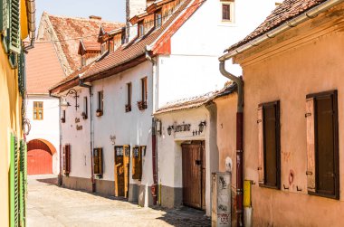 SIBIU, ROMANIA - Mart 2022: eski Sibiu kasabası. Romanya 'nın Sibiu kentinde geleneksel renkli eski evler