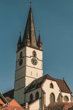 SIBIU, ROMANIA - Mart 2022: Romanya 'nın Sibiu kentindeki Lutheran Saint Mary Katedrali 