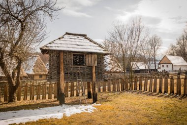 SIBIU, ROMANIA - Mart 2022: Romanya 'daki Astra Halk Müzesi' nde geleneksel kır evi
