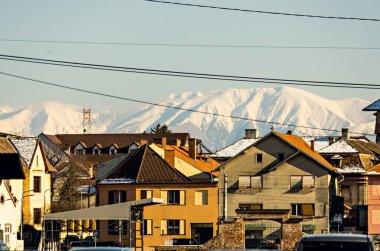 SIBIU, ROMANIA - Mart 2022: eski Sibiu kasabası. Romanya 'nın Sibiu kentinde geleneksel renkli eski evler