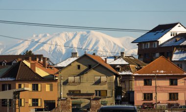 SIBIU, ROMANIA - Mart 2022: eski Sibiu kasabası. Romanya 'nın Sibiu kentinde geleneksel renkli eski evler