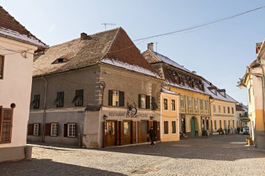 SIBIU, ROMANIA - Mart 2022: eski Sibiu kasabası. Romanya 'nın Sibiu kentinde geleneksel renkli eski evler