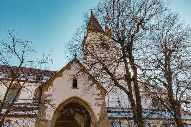 SIBIU, ROMANIA - Mart 2022: Romanya 'nın Sibiu kentindeki Lutheran Saint Mary Katedrali 