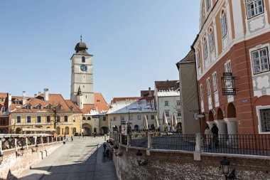 SIBIU, ROMANIA - Mart 2022: Eski Belediye Binası Kulesi, Sibiu, Romanya, Avrupa