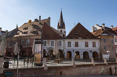 SIBIU, ROMANIA - Mart 2022: Romanya 'nın eski Sibiu kentindeki geleneksel kafe