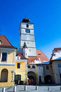SIBIU, ROMANIA - Mart 2022: Eski Belediye Binası Kulesi, Sibiu, Romanya, Avrupa