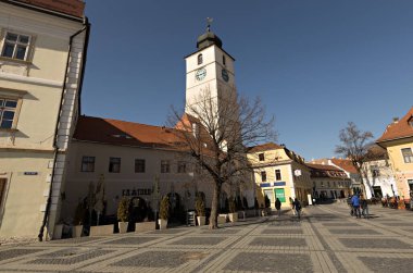 SIBIU, ROMANIA - Mart 2022: Eski Belediye Binası Kulesi, Sibiu, Romanya, Avrupa