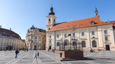 SIBIU, ROMANIA - Mart 2022: Romanya 'nın Transilvanya kentindeki belediye binası ve Brukenthal sarayı ile Büyük Meydan (Piata Mare)