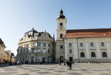 SIBIU, ROMANIA - Mart 2022: Romanya 'nın Transilvanya kentindeki belediye binası ve Brukenthal sarayı ile Büyük Meydan (Piata Mare)