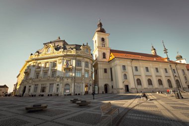 SIBIU, ROMANIA - Mart 2022: Romanya 'nın Transilvanya kentindeki belediye binası ve Brukenthal sarayı ile Büyük Meydan (Piata Mare)