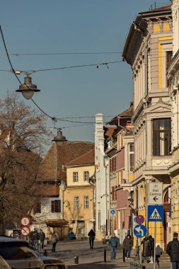 SIBIU, ROMANIA - Mart 2022: eski Sibiu kasabası. Romanya 'nın Sibiu kentinde geleneksel renkli eski evler