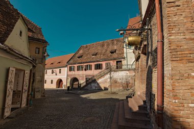SIBIU, ROMANIA - Mart 2022: eski Sibiu kasabası. Romanya 'nın Sibiu kentinde geleneksel renkli eski evler