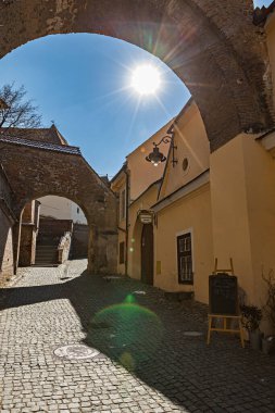 SIBIU, ROMANIA - Mart 2022: eski Sibiu kasabası. Romanya 'nın Sibiu kentinde geleneksel renkli eski evler
