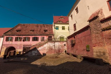 SIBIU, ROMANIA - Mart 2022: eski Sibiu kasabası. Romanya 'nın Sibiu kentinde geleneksel renkli eski evler