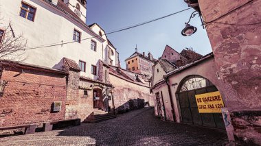 SIBIU, ROMANIA - Mart 2022: eski Sibiu kasabası. Romanya 'nın Sibiu kentinde geleneksel renkli eski evler