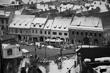 BRASOV, ROMANIA - Mart 2022: Eski Brasov Belediye Binası, Romanya 'nın Konsey Binası' nı (Casa Sfatului), şehrin ana meydanı olan Brasov 'u aradı.