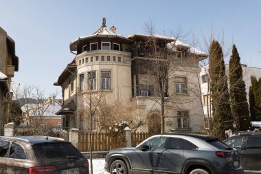 Brasov 'daki eski kasaba, Romanya' nın Brasov kentinde güneşli bir günde eski evler
