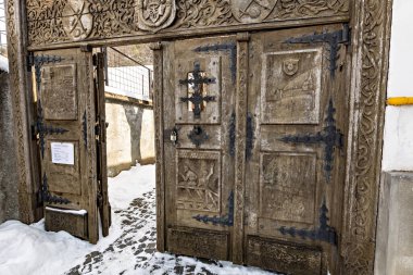 BRASOV, ROMANIA - Mart 2022: Romanya 'nın Brasov kentinde Dokumacı Kalesi veya Bastionul Estorilor