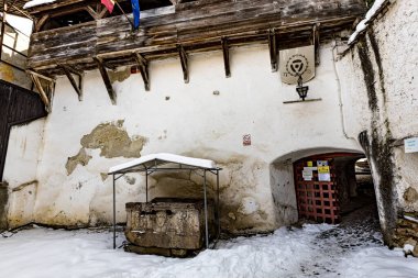 BRASOV, ROMANIA - Mart 2022: Romanya 'nın Brasov kentinde Dokumacı Kalesi veya Bastionul Estorilor