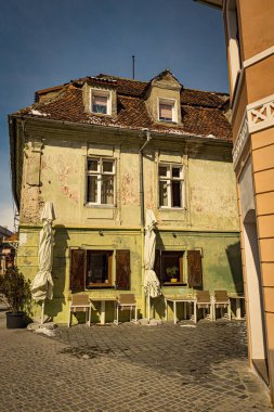 BRASOV, ROMANIA - Mart 2022: Dar sokaklar ve Brasov 'daki eski evler, kış günü Romanya