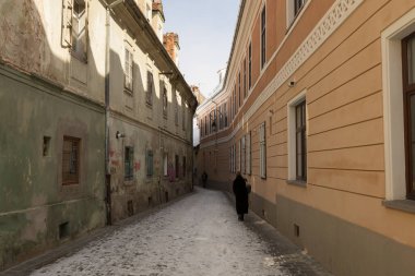BRASOV, ROMANIA - Mart 2022: Dar sokaklar ve Brasov 'daki eski evler, kış günü Romanya