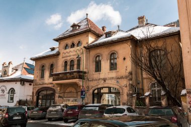 Brasov 'daki eski kasaba, Romanya' nın Brasov kentinde güneşli bir günde eski evler