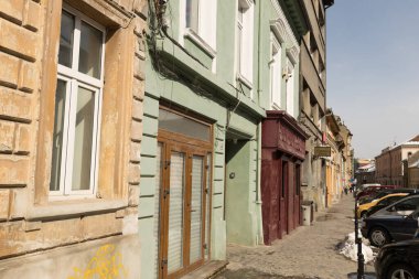 Brasov 'daki eski kasaba, Romanya' nın Brasov kentinde güneşli bir günde eski evler