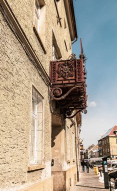 Brasov 'daki eski kasaba, Romanya' nın Brasov kentinde güneşli bir günde eski evler