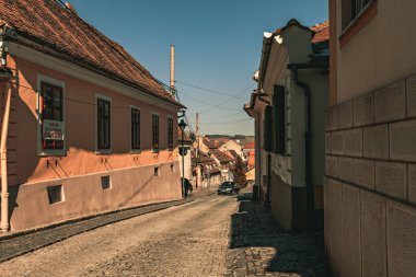 SIBIU, ROMANIA - Mart 2022: eski Sibiu kasabası. Romanya 'nın Sibiu kentinde geleneksel renkli eski evler