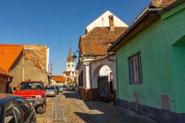 SIBIU, ROMANIA - Mart 2022: eski Sibiu kasabası. Romanya 'nın Sibiu kentinde geleneksel renkli eski evler
