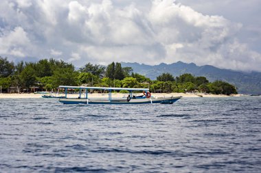 GILI, INDONESIA - Şubat 2020: Beyaz kum plajı ve Endonezya 'nın güzel Gili Meno adasındaki tekneler
