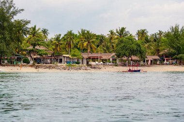 GILI, INDONESIA - Şubat 2020: Beyaz kum plajı ve Endonezya 'nın güzel Gili Meno adasındaki tekneler