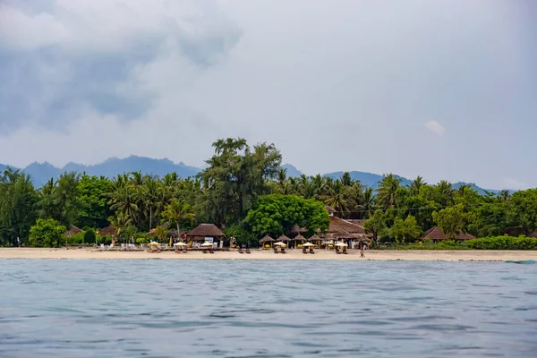 Gili Indonesia Únor 2020 Bílá Písečná Pláž Čluny Vodě Krásném — Stock fotografie