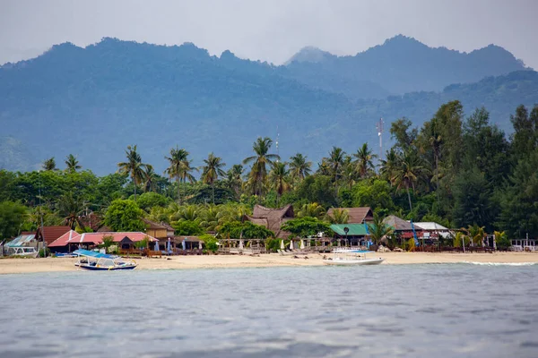 Gili Indonesia Φεβρουάριος 2020 Λευκή Αμμουδιά Και Βάρκες Στα Νερά — Φωτογραφία Αρχείου