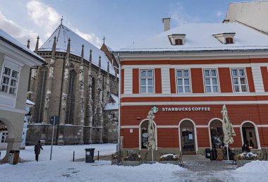 BRASOV, ROMANIA - Mart 2022: Romanya 'nın Brasov kentinde Siyah Kilise binası