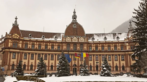 BRASOV, ROMANIA - Mart 2022: Romanya 'nın Brasov kentindeki tarihi bina, bugün İlçe İşlerinin idari ofisleri (Prefectura Municipiului Braov)
