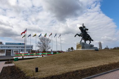 TIRASPOL, MOLDOVA - Mart 2022: Tiraspol, Moldova 'daki Suvorov Meydanı' ndaki Suvorov Anıtı
