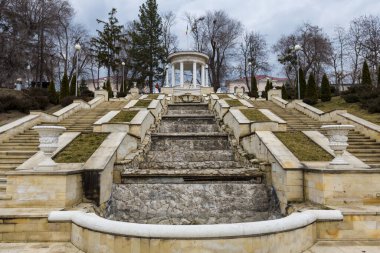 Chisinau, Moldova - Mart 2022: Moldova 'nın Chisinau kentindeki Valea Morilor Park' ta güzel bir kış manzarası. Şelale Merdivenleri, Moldova