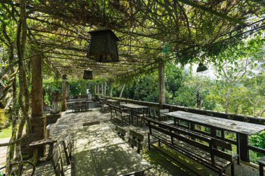 UBUD, INDONEZYA - Nisan 2022: Ubud, Bali, Endonezya 'da geleneksel Bali tarzı açık hava kafe