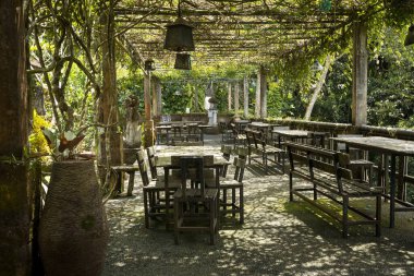 UBUD, INDONEZYA - Nisan 2022: Ubud, Bali, Endonezya 'da geleneksel Bali tarzı açık hava kafe