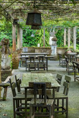 UBUD, INDONEZYA - Nisan 2022: Ubud, Bali, Endonezya 'da geleneksel Bali tarzı açık hava kafe