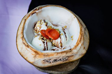 Bali restoranında hindistan cevizli dondurma.