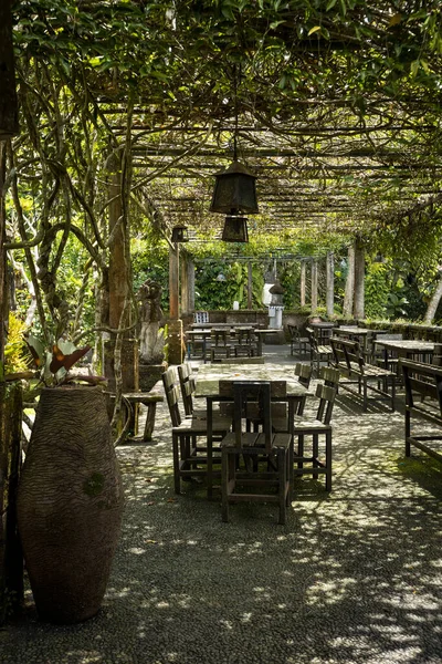 UBUD, INDONEZYA - Nisan 2022: Ubud, Bali, Endonezya 'da geleneksel Bali tarzı açık hava kafe