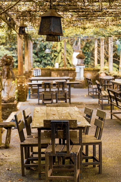 UBUD, INDONEZYA - Nisan 2022: Ubud, Bali, Endonezya 'da geleneksel Bali tarzı açık hava kafe